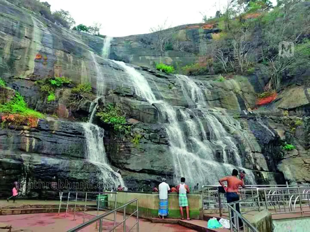 കുറ്റാലം വെള്ളച്ചാട്ടം | ഫോട്ടോ: മാതൃഭൂമി