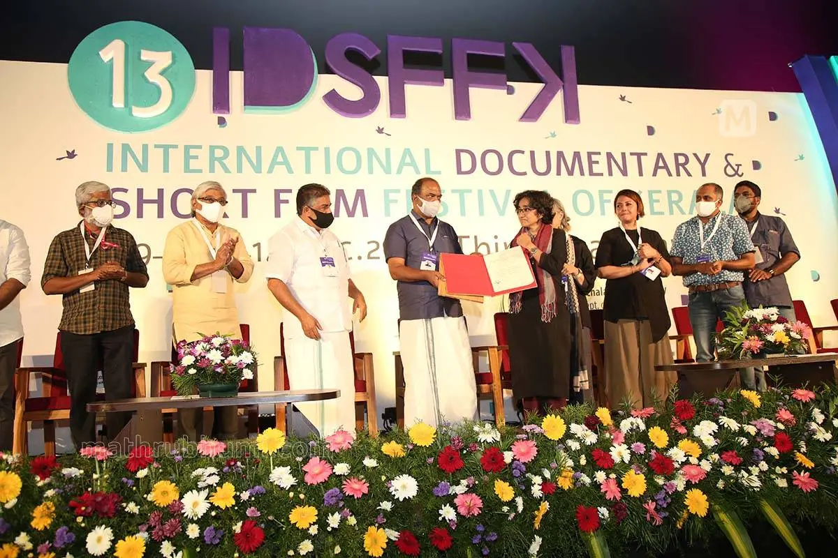 മികച്ച ലോങ് ഡോക്യുമെന്ററിയായി തിരഞ്ഞെടുക്കപ്പെട്ട അറ്റ് ഹോം വാക്കിങ്ങിന്റെ സംവിധായിക റജുല ഷാ പുരസ്കാരം ഏറ്റുവാങ്ങുന്നു.