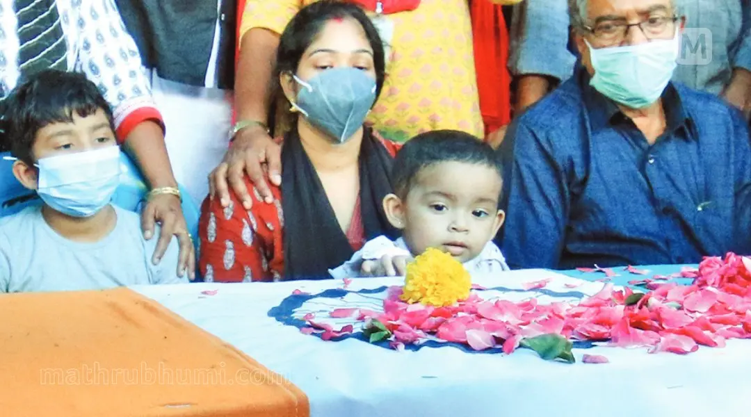 പ്രദീപിന്റെ മൃതദേഹം വീട്ടിലെത്തിച്ചപ്പോൾ പൂവ് എടുത്തുവെയ്ക്കുന്ന മകൾ ദേവപ്രയാഗ. അമ്മ കുമാരി, മകൻ ദക്ഷിൺ ദേവ്, ഭാര്യ ശ്രീലക്ഷ്മി തുടങ്ങിയവർ സമീപം