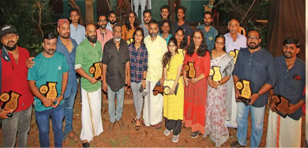 തിയേറ്റർ ഗ്രൂപ്പിന്റെ അനുമോദനം ഏറ്റുവാങ്ങിയ 'തിങ്കളാഴ്ച നിശ്ചയം' സിനിമയിലെ താരങ്ങളും അണിയറ പ്രവർത്തകരും