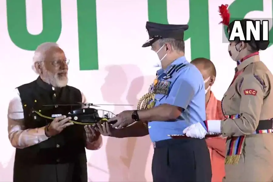 തദ്ദേശീയമായി നിര്മിച്ച ഹെലികോപ്റ്ററുകളും ഡ്രോണുകളും പ്രധാനമന്ത്രി സൈന്യത്തിന് കൈമാറി