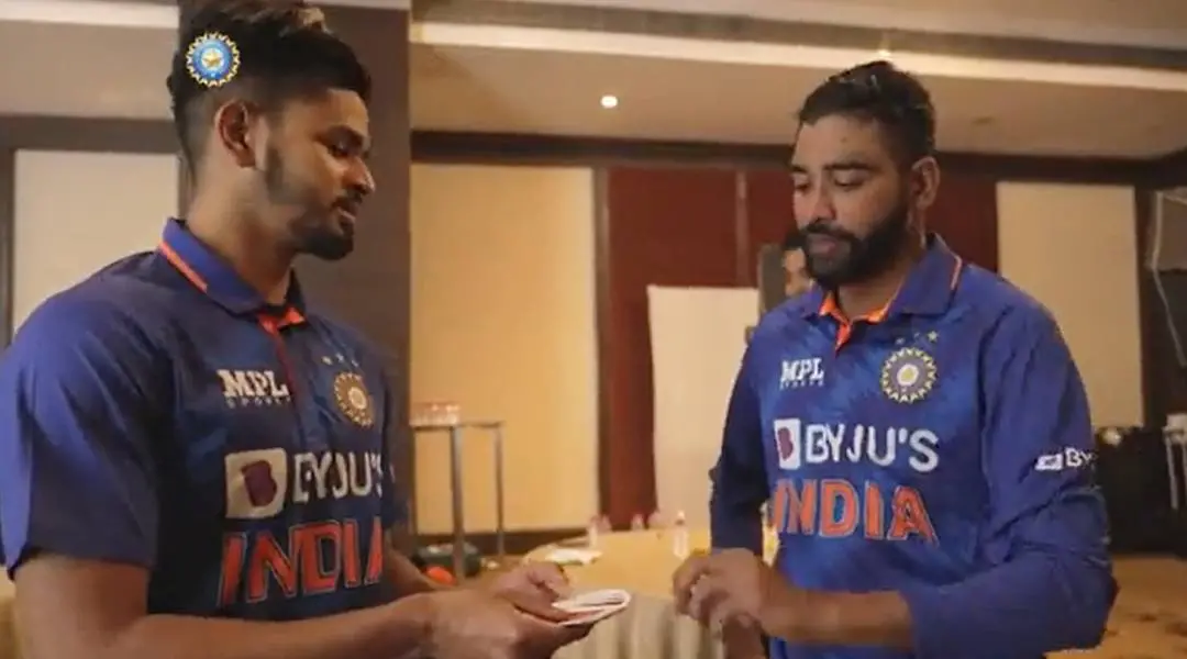 സിറാജിനുമുന്നില് മാജിക്ക് കാണിക്കുന്ന ശ്രേയസ്സ്