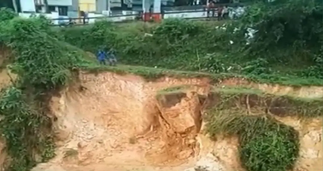 പാറശാലയിലുണ്ടായ മണ്ണിടിച്ചില്‍ | Photo: screengrab| Mathrubhumi News