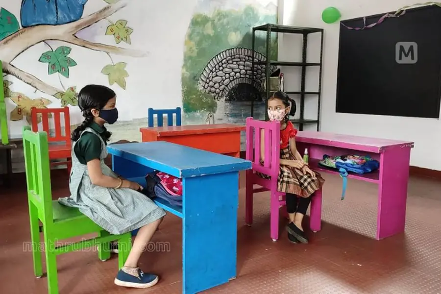 ആശങ്കയ്ക്ക് മാസ്കിട്ട് കുരുന്നുകള്; തിരിച്ചെത്തി... സ്കൂള്ക്കാലത്തിന്റെ വർണപ്പകിട്ട്