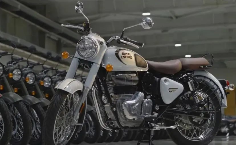 റോയല്‍ എന്‍ഫീല്‍ഡ് ക്ലാസിക്ക് 350 | Photo: Car and Bike