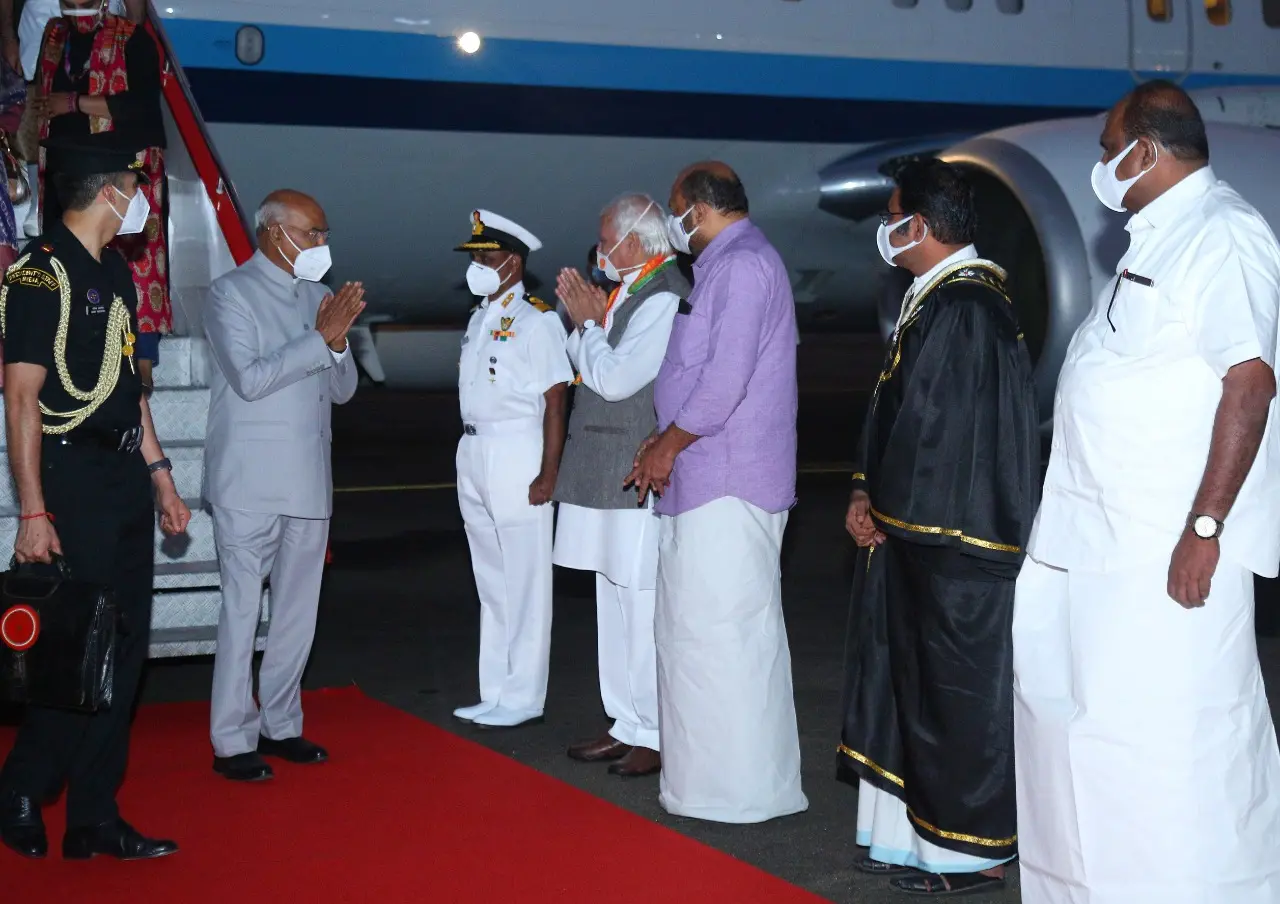 രാഷ്ട്രപതി രാംനാഥ് കോവിന്ദിനെ കൊച്ചി നാവികസേനാ വിമാനത്താവളത്തില്‍ സ്വീകരിക്കുന്നു.