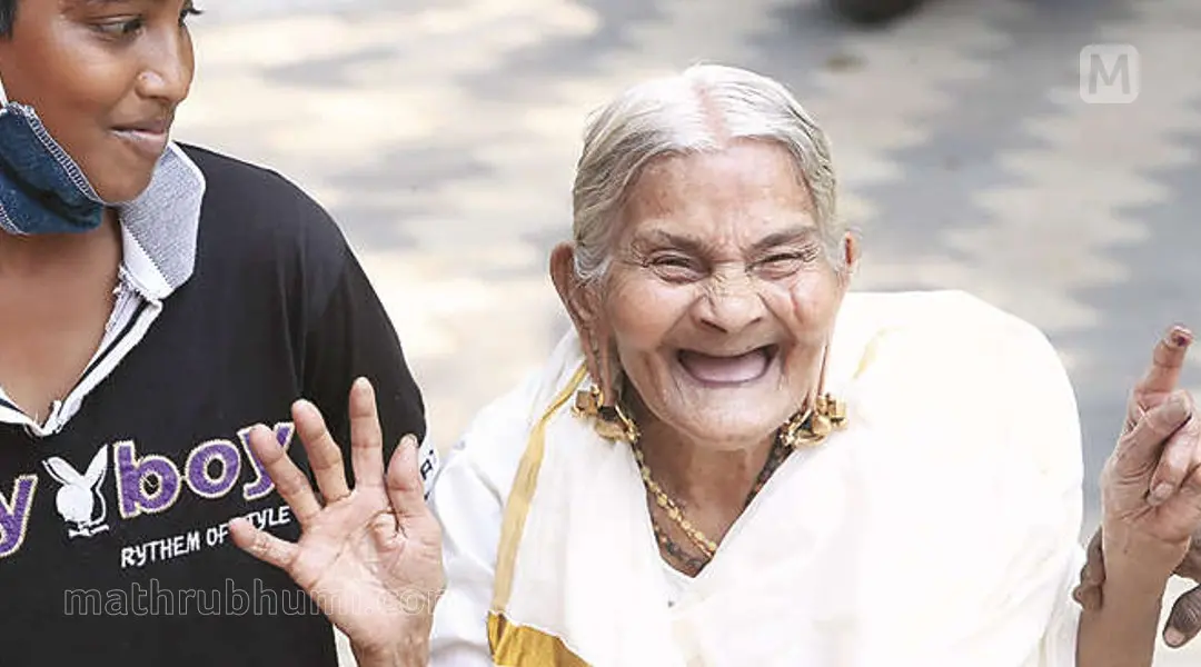 പുഞ്ചിരിയമ്മച്ചി എന്നു നാട്ടുകാർ വിളിക്കുന്ന പങ്കജാക്ഷി, ചെറുമകനൊപ്പം സന്തോഷം പങ്കിടുന്നു | ഫോട്ടോ: ജി.ബിനുലാൽ