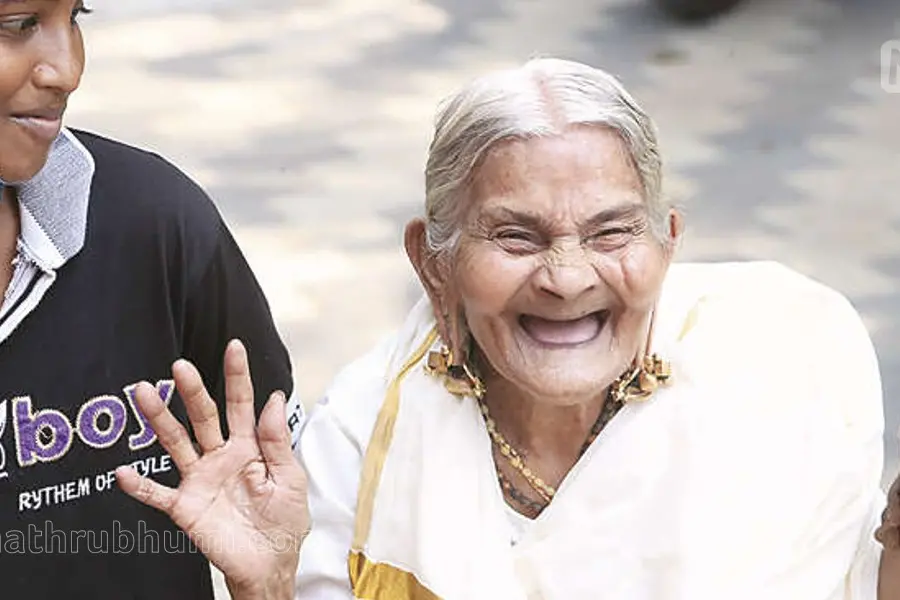 ചിരി കണ്ടാൽ പ്രായം തോന്നുകയേ ഇല്ല; നാട്ടുകാർക്ക് പ്രിയങ്കരിയായ പുഞ്ചിരി മുത്തശ്ശി