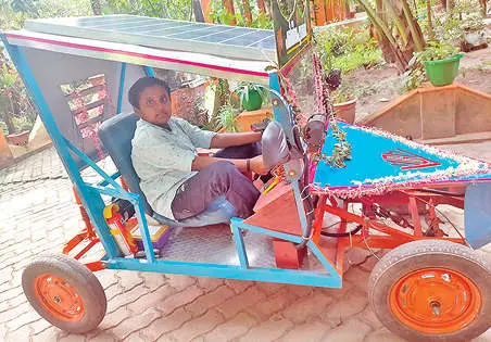 വിഷ്ണു വിനോദ് താന് നിര്മിച്ച കാറില് | ഫോട്ടോ: മാതൃഭൂമി