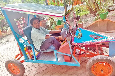 റൂഫ് സോളാര് പാനല്, ഇന്ധനം സൗരോര്ജം; സോളാര് ഇലക്ട്രിക് കാറുമായി ഏഴാം ക്ലാസുകാരന്