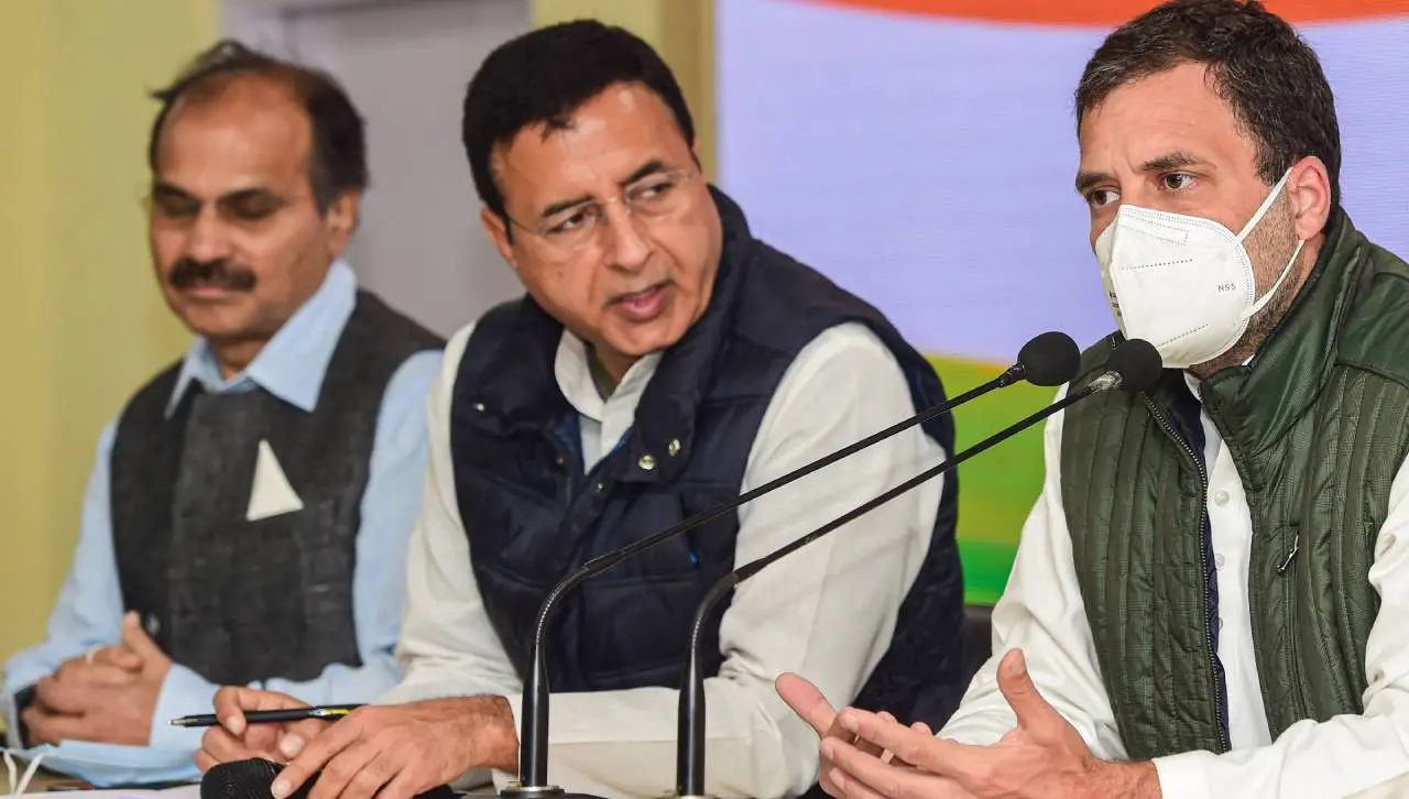 രാഹുൽ ഗാന്ധിയും രണ്ദീപ് സുര്ജെവാലയും | Photo: PTI