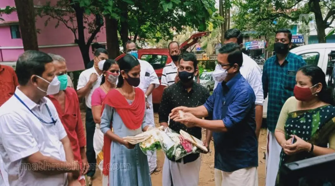 റഹ്മാനെയും സജിതയെയും പൂച്ചെണ്ട് നല്കി സ്വീകരിച്ചപ്പോള് | ഫോട്ടോ: മുജീബ്റഹ്മാന്|മാതൃഭൂമി