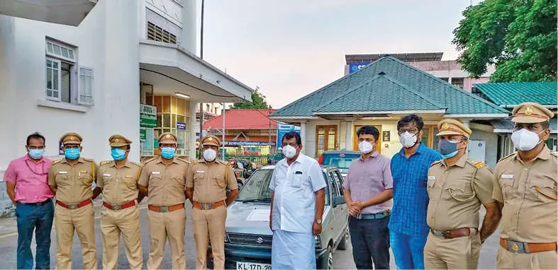 മാരുതി കാറില് ഘടിപ്പിച്ചുള്ള സാങ്കേതിക വിദ്യയുമായി മോട്ടോര് വാഹന വകുപ്പ് ഉദ്യോഗസ്ഥര് മന്ത്രി ആന്റണിരാജുവിനൊപ്പം | ഫോട്ടോ: മാതൃഭൂമി