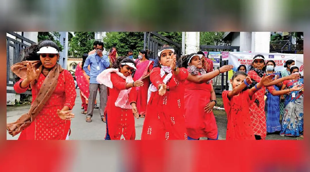 അന്താരാഷ്ട്ര ബാലികാ ദിനത്തിന്റെ ഭാഗമായി വയനാട് കല്‍പ്പറ്റ സിവില്‍സ്റ്റേഷന് മുന്നില്‍ വനിതാ ശിശുവികസനവകുപ്പ് സ്ഥാപനങ്ങളിലെ കുട്ടികള്‍ അവതരിപ്പിച്ച ഫ്‌ലാഷ് മോബ്