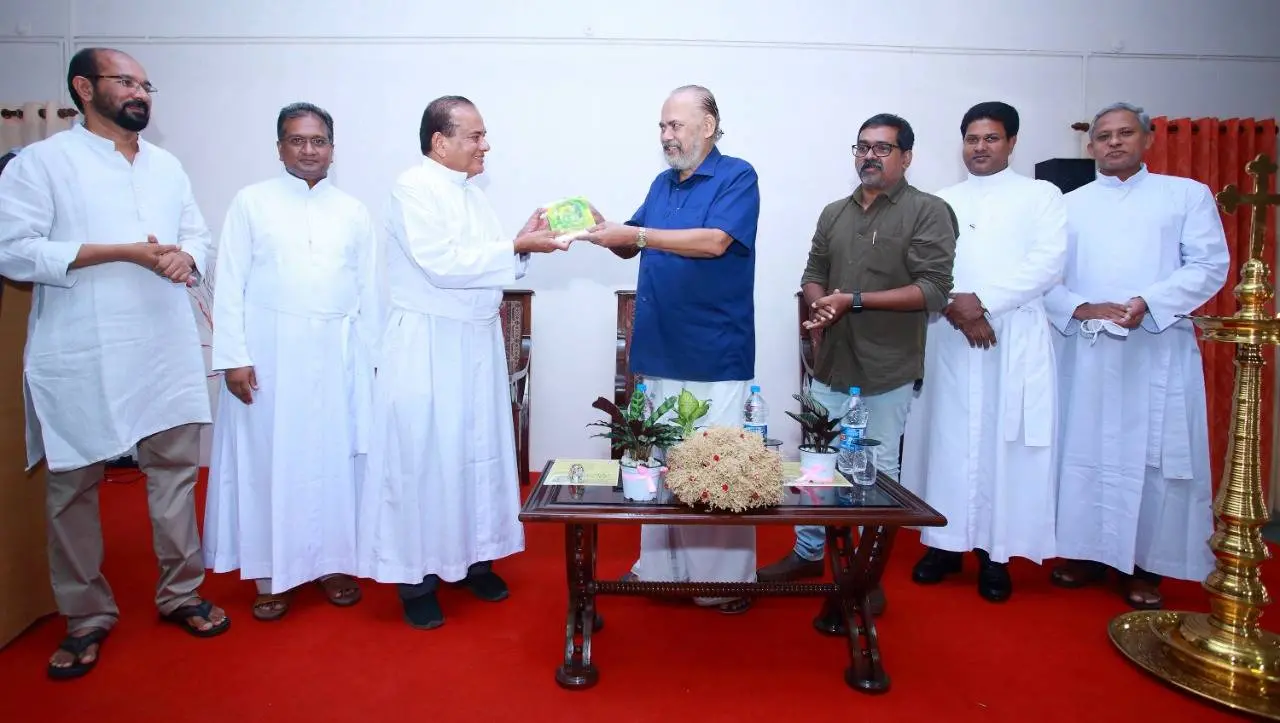 മാതൃഭൂമി ബുക്സ് പ്രസിദ്ധീകരിച്ച അജയ് പി. മാങ്ങാടിന്റെ 'ഹൃദയസല്ലാപം' സെബാസ്റ്റ്യൻ പോൾ പ്രകാശനംചെയ്യുന്നു