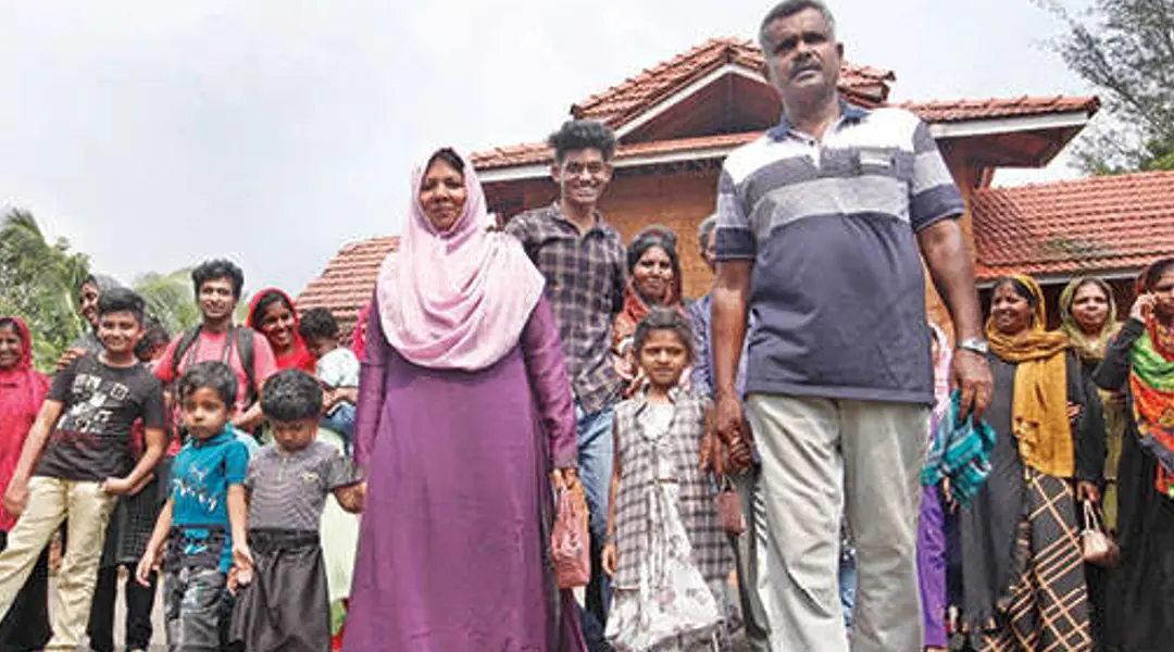വാരിയംകുന്നത്ത് കുഞ്ഞഹമ്മദ് ഹാജിയുടെ കൊച്ചുമകൾ വാരിയംകുന്നത്ത് ഹാജറയും കുടുംബവും മലപ്പുറം കോട്ടക്കുന്നിലെത്തിയപ്പോൾ