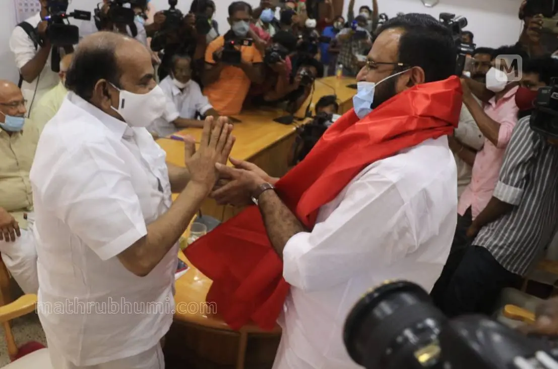 എ.കെ.ജി സെന്ററിലെത്തിയ കെ.പി അനില്‍കുമാറിനെ കോടിയേരി ബാലകൃഷ്ണന്‍ ഷാള്‍ അണിയിച്ച് സ്വീകരിക്കുന്നു | ഫോട്ടോ: എസ്.ശ്രീകേഷ്, മാതൃഭൂമി