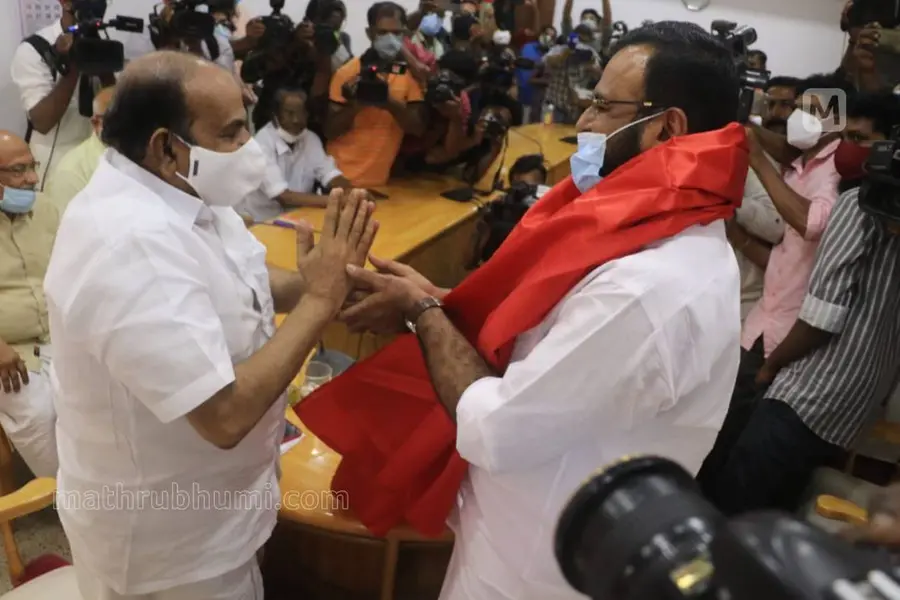 8.10ന് രാജി, 11.30ന് പുറത്താക്കല്, 12.10ന് എകെജി സെന്ററില്; ഖദറിട്ട അനില്കുമാര് ഇനി സഖാവ്