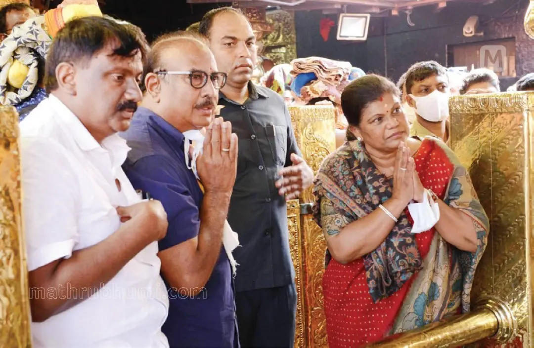 ഭാരത് ബയോടെക് ചെയര്മാനും എം.ഡി.യുമായ ഡോ. കൃഷ്ണ എല്ലയും ഭാര്യ സുചിത്ര എല്ലയും ശബരിമലയില് ദര്ശനം നടത്തുന്നു.