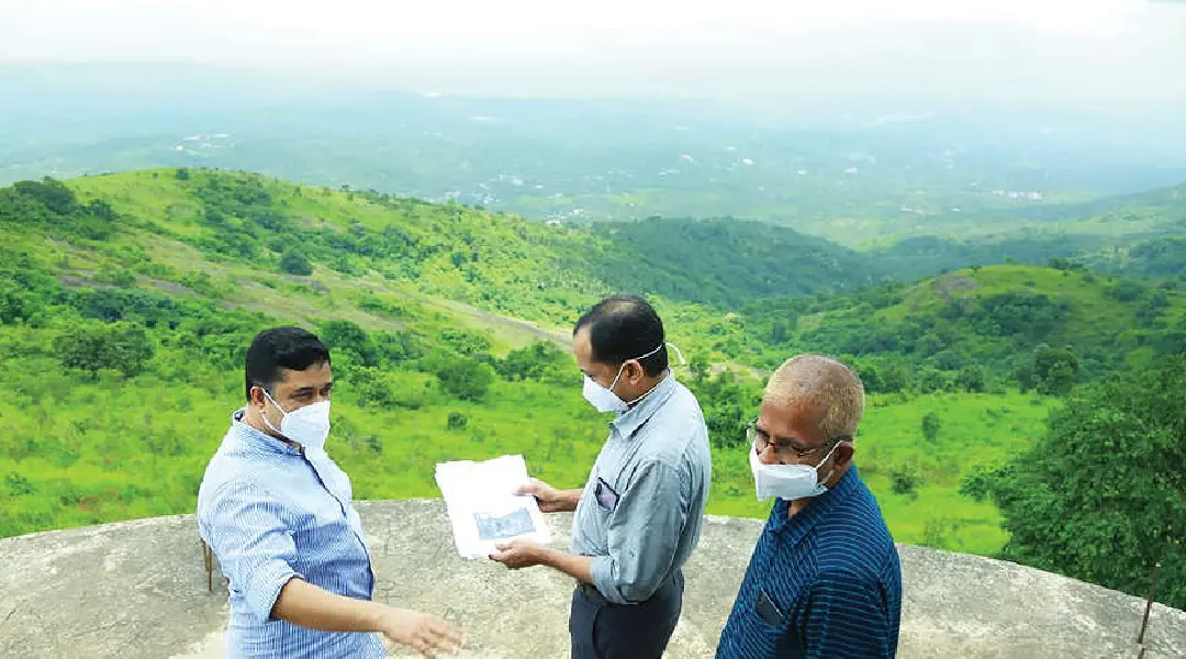 കൊടികുത്തിമലയുടെ മുകളിലെ നിരീക്ഷണഗോപുരത്തിൽ വനം ഉദ്യോഗസ്ഥരുമായി ചർച്ചനടത്തുന്ന നജീബ് കാന്തപുരം എം.എൽ.എ.