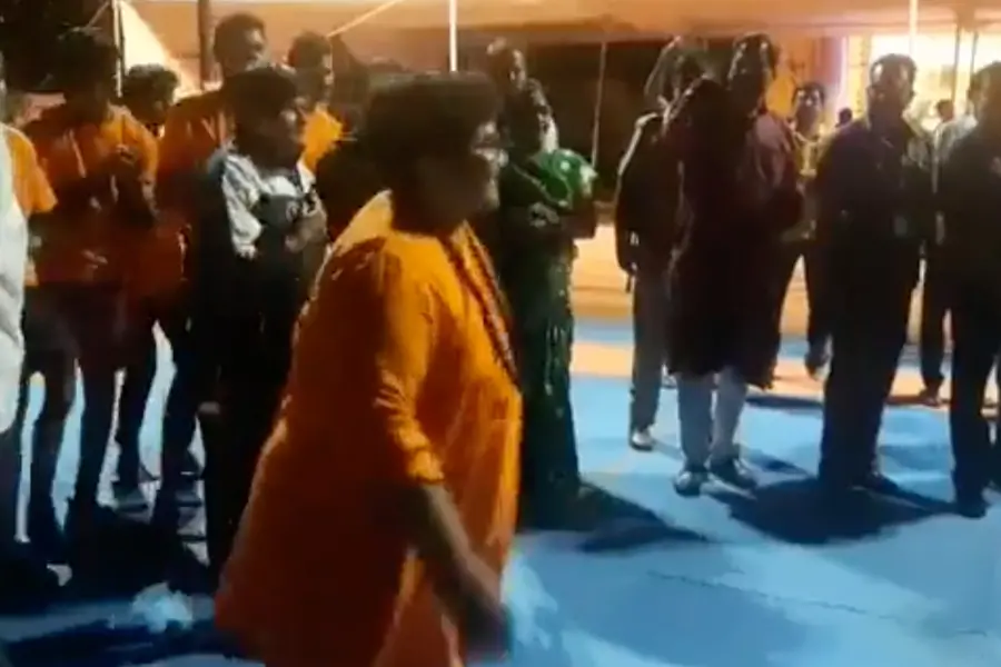 ആരോഗ്യപ്രശ്നം പറഞ്ഞ് ജാമ്യത്തിലിറങ്ങി, താരങ്ങള്‍ക്കൊപ്പം കബഡി കളിച്ചു; പ്രഗ്യാ സിങ് വിവാദത്തില്‍