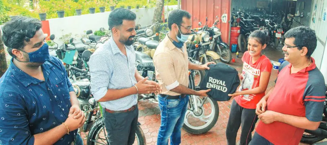 കോട്ടയത്തെ ബുള്ളറ്റ് മെക്കാനിക്കായ ദിയ ജോസഫിന് കോണ്കോര്ഡ് റോയല് എന്ഫീല്ഡ് ഷോറൂം പ്രതിനിധികള് വീട്ടിലെത്തി സമ്മാനം നല്കിയപ്പോള്. മാനേജിങ് പാര്ട്നര് അക്ഷയ് തോമസ് കുര്യന്, സെയില്സ് മാനേജര് എസ്.സൂരജ്, സര്വീസ് മാനേജര് അജീഷ്കുമാര് കെ., ദിയയുടെ അച്ഛന് ജോസഫ് എന്നിവര് സമീപം | ഫോട്ടോ: മാതൃഭൂമി