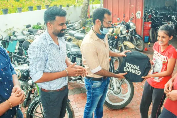 വൈറല് ഗേളായി ബുള്ളറ്റ് ദിയ; ഇനി ലൈസന്സ് എടുക്കണം ബുള്ളറ്റില് യാത്രപോണം