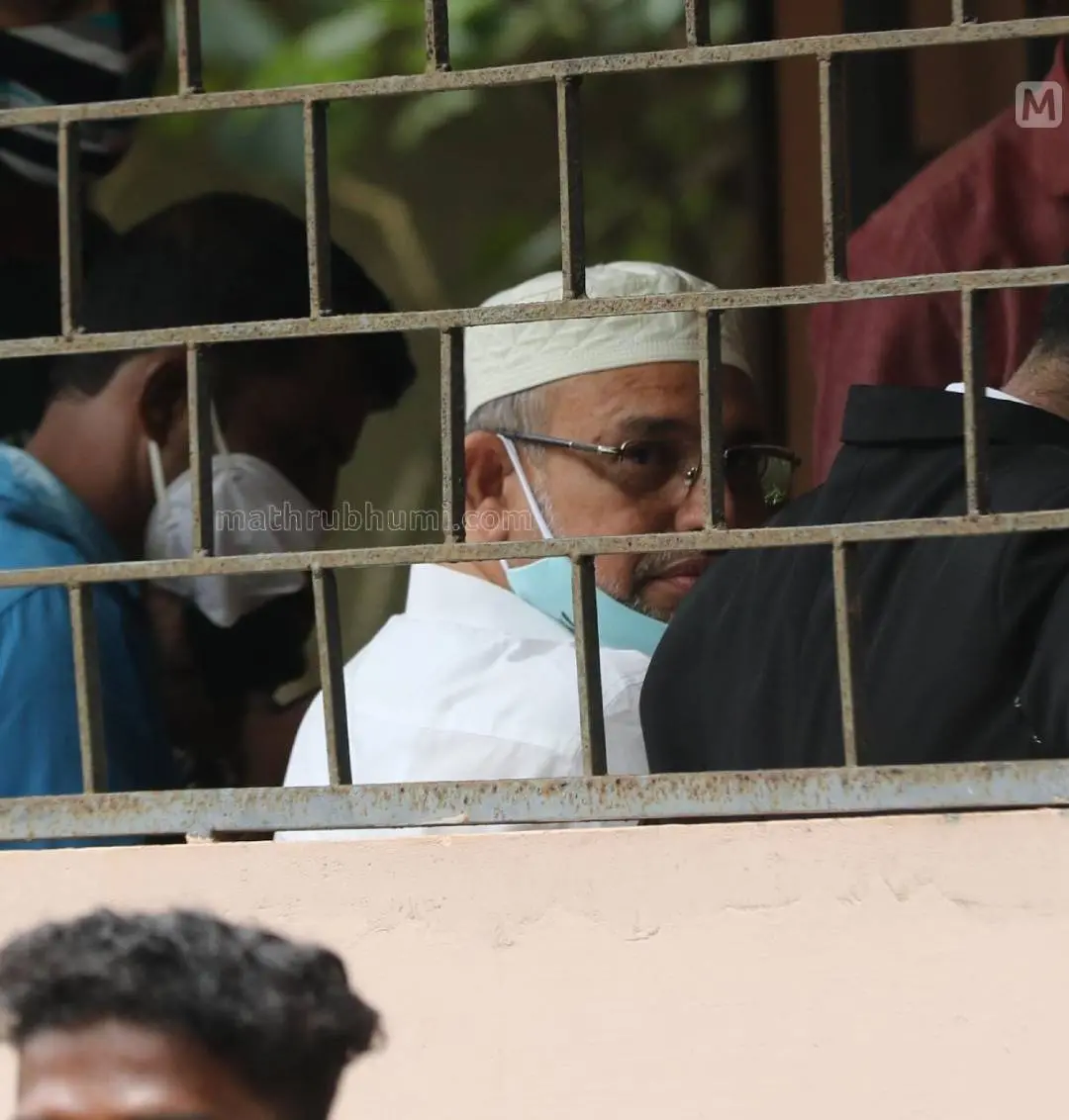 ഫാഷന് ഗോള്ഡ് തട്ടിപ്പ് കേസ് പ്രതി പൂക്കോയ തങ്ങള് ഹോസ്ദുര്ഗ്ഗ് കോടതിയില് കീഴടങ്ങാനെത്തിയപ്പോള് |ഫോട്ടോ:രാമനാഥ് പൈ