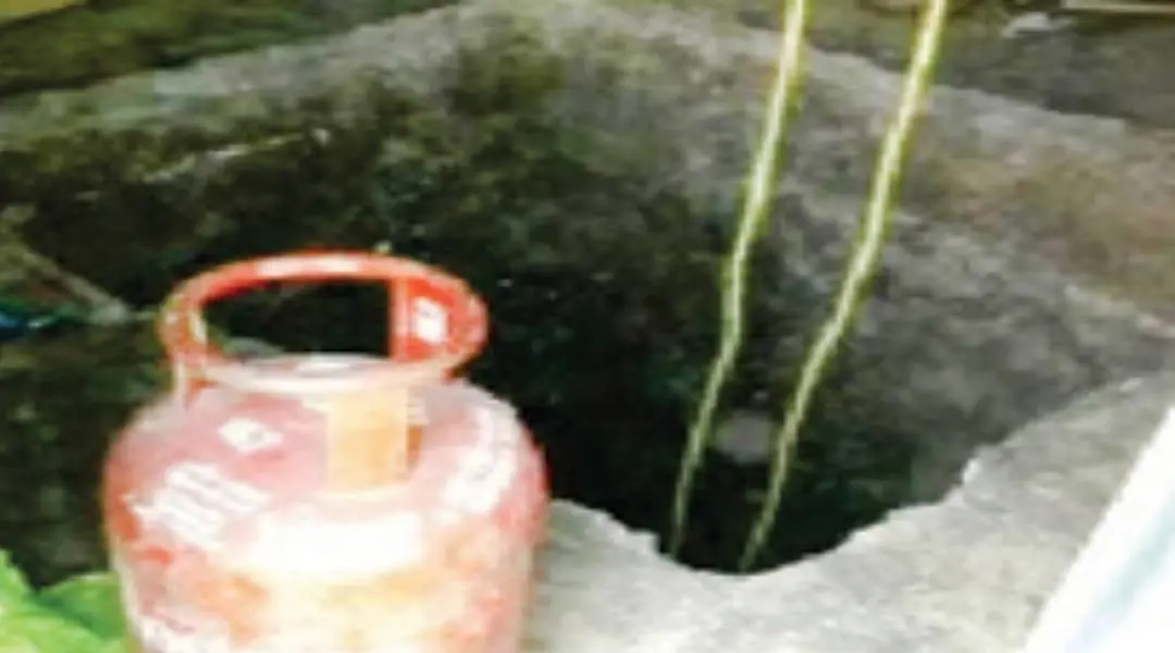 നിധിക്കായി വീട്ടിനകത്ത് കുഴിച്ച കുഴി