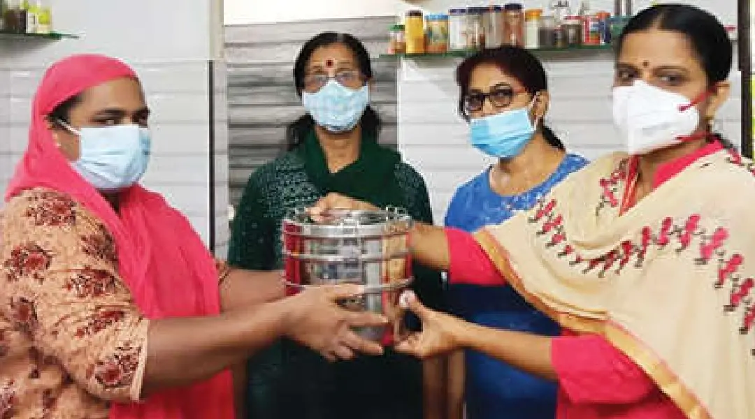 ബാലുശ്ശേരി പറമ്പിൻമുകളിൽ ആറ് കുടുംബങ്ങൾ ആരംഭിച്ച പൊതുഅടുക്കളയിൽ പഞ്ചായത്ത് പ്രസിഡന്റ് രൂപലേഖ കൊമ്പിലാട്