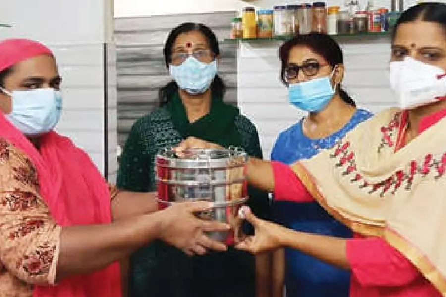 ആറ് കുടുംബങ്ങൾക്ക് ഇനി ഒരൊറ്റ അടുക്കള മാത്രം ; സമയവും ചെലവും മിച്ചം