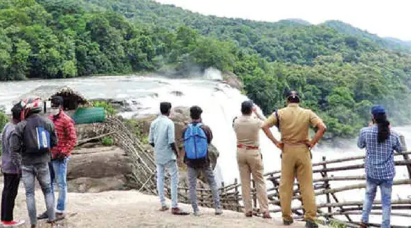അതിരപ്പിള്ളി വിനോദസഞ്ചാര കേന്ദ്രത്തിൽ ചൊവ്വാഴ്ചയെത്തിയ സഞ്ചാരികൾ
