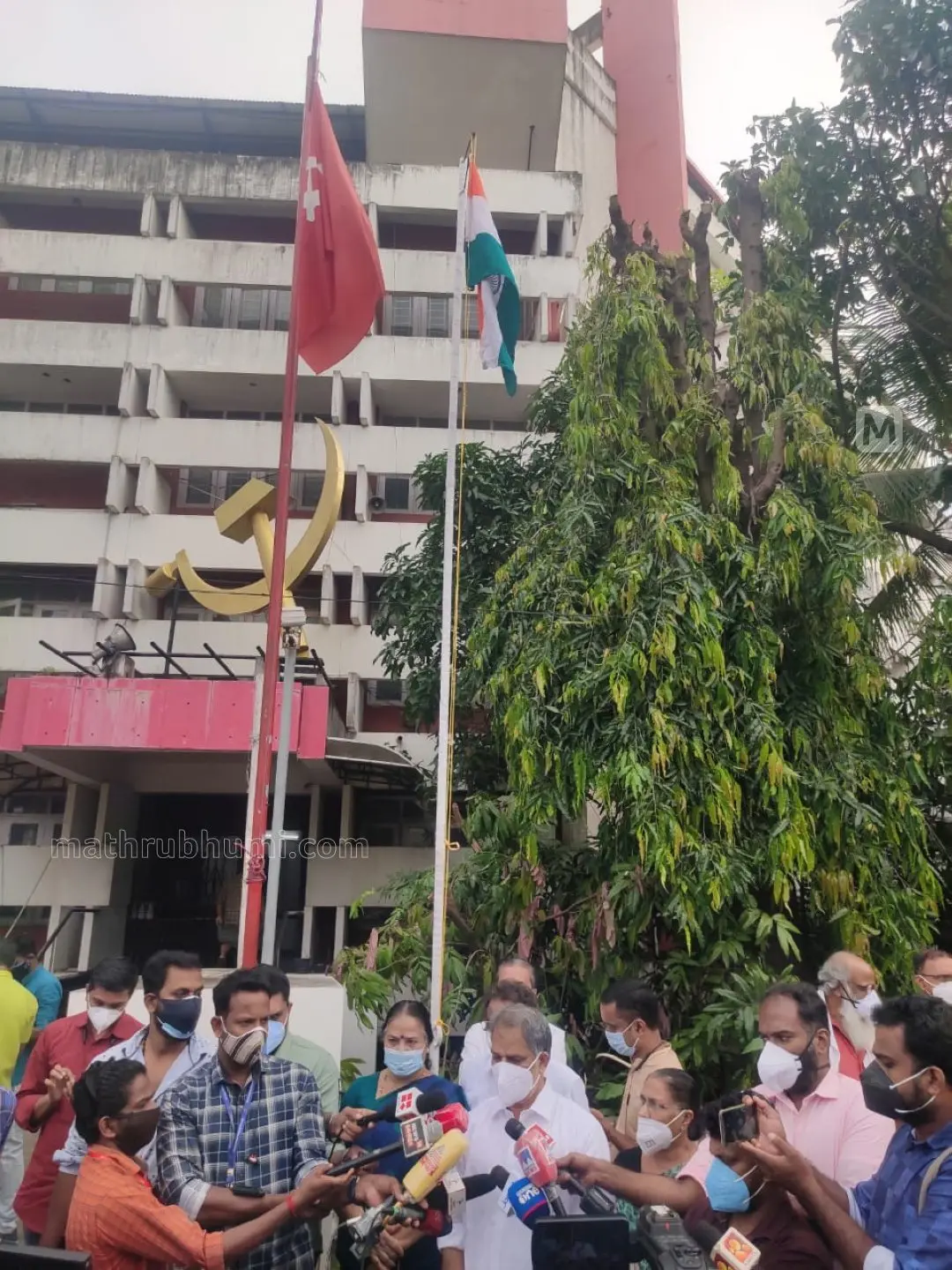 സ്വാതന്ത്ര്യ ദിനാഘോഷത്തിന്റെ ഭാഗമായി എകെജി സെന്ററിന് മുന്നില് സിപിഎം സംസ്ഥാന സെക്രട്ടറി വിജയരാഘവന് ദേശീയ പതാകപതാക ഉയര്ത്തിയപ്പോള്| ഫോട്ടോ: ബിനുലാല് ജി.