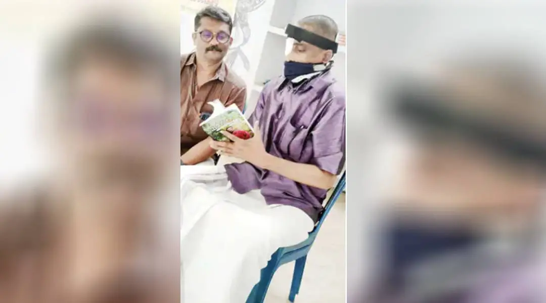 രാജേഷ് കെ. പുതുമന താനുള്പ്പെടെയുള്ളവരെ ഉള്പ്പെടുത്തി എഴുതിയ പ്രാദേശിക നാട്ടുചരിത്രം പ്രകാശ് കണ്ണന്താനത്തിന് നല്കിയപ്പോള്