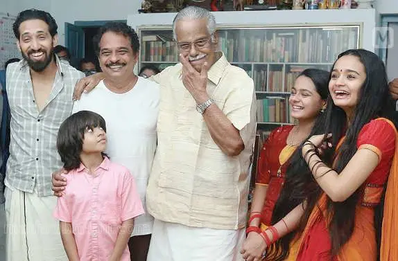 ചിരി പരത്തുന്ന കഥാകാരന്‍... ടി. പത്മനാഭന്റെ കഥ 'പ്രകാശം പരത്തുന്ന പെണ്‍കുട്ടി' സിനിമയാക്കുന്നതിന്റെ ഭാഗമായി കണ്ണൂരിലെത്തിയ സംവിധായകന്‍ ജയരാജ്, അഭിനേതാക്കളായ ആല്‍വിന്‍, മീനാക്ഷി, ആദിത്യ, അമ്പാടി തുടങ്ങിയവര്‍ കഥാകാരന്റെ വീട്ടിലെത്തിയപ്പോള്‍