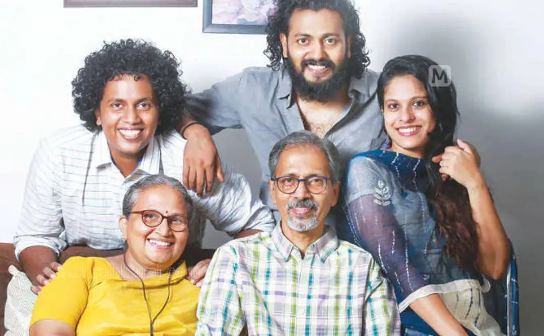 പി.എഫ് മാത്യൂസും കുടുംബവും| ഫോട്ടോ: ബി. മുരളീകൃഷ്ണൻ