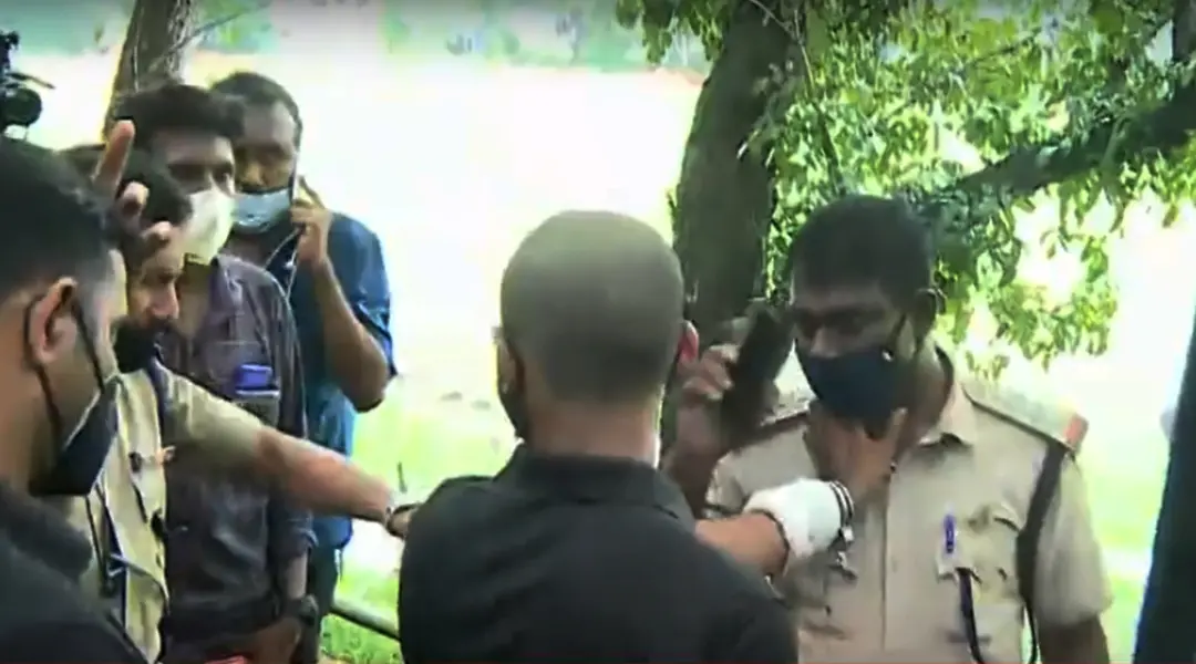 തെളിവെടുപ്പിനിടെ നിഥിനയെ ആക്രമിച്ചത് എങ്ങനെയെന്ന് അഭിഷേക് പോലീസിനോട് വിശദീകരിക്കുന്നു