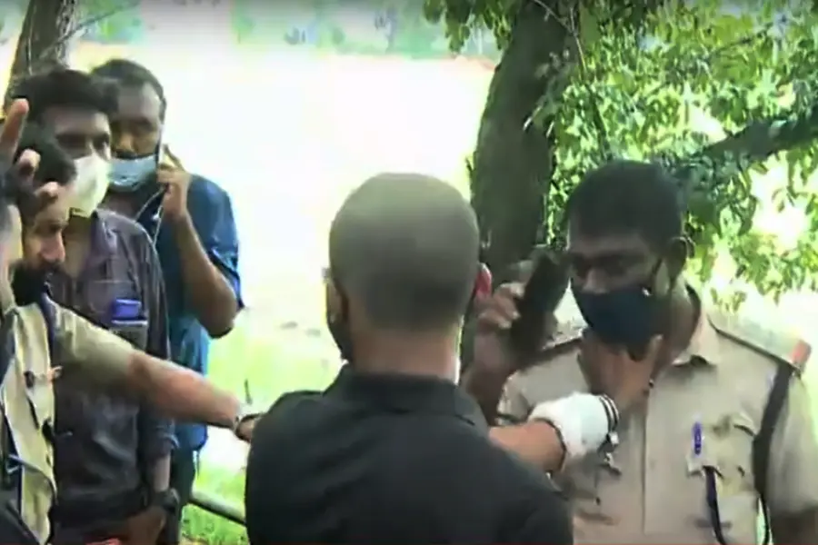 'കഴുത്തറുത്തത് ഇങ്ങനെ..' വിശദീകരിച്ച് പ്രതി, തെളിവെടുപ്പിനിടയിലും 'കൂളായി' അഭിഷേക്