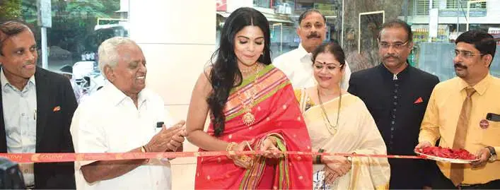 കല്യാൺ ജൂവലേഴ്സിന്റെ ഷോറൂം മഹാരാഷ്ട്രയിലെ നാസിക്കിൽ കല്യാൺ ജൂവലേഴ്സിന്റെ ബ്രാൻഡ് അംബാസഡറായ പൂജാ സാവന്ത് ഉദ്ഘാടനം ചെയ്യുന്നു.