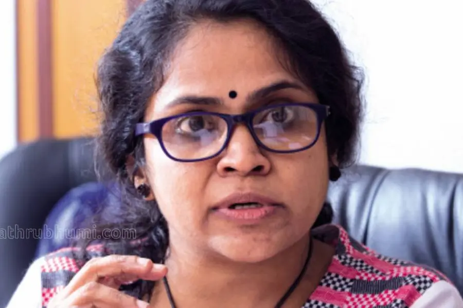 'ഉടയാനുള്ളതൊക്കെ ഉടഞ്ഞു തന്നെ പോകട്ടെ..' പ്രതികരിച്ച് വിധു വിന്സെന്റ്