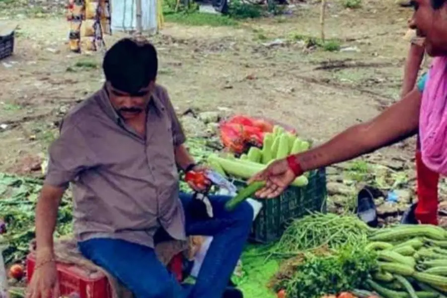 വഴിയരികില് പച്ചക്കറി വിറ്റ് യുപിയിലെ ഐഎഎസ് ഉദ്യോഗസ്ഥന്; ഫോട്ടോ വൈറലായതോടെ വിശദീകരണം