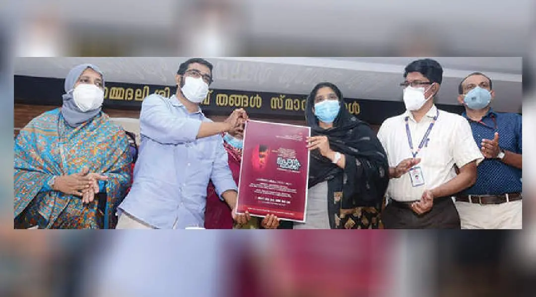 ശൈശവ വിവാഹവുമായി ബന്ധപ്പെട്ട് തയ്യാറാക്കിയ പൊൻവാക്ക് പോസ്റ്റർ ജില്ലാപഞ്ചായത്ത് പ്രസിഡന്റ് എം.കെ. റഫീഖ സംസ്ഥാന ബാലാവകാശ കമ്മിഷൻ അംഗം സി. വിജയകുമാറിന് കൈമാറി പ്രകാശനംചെയ്യുന്നു