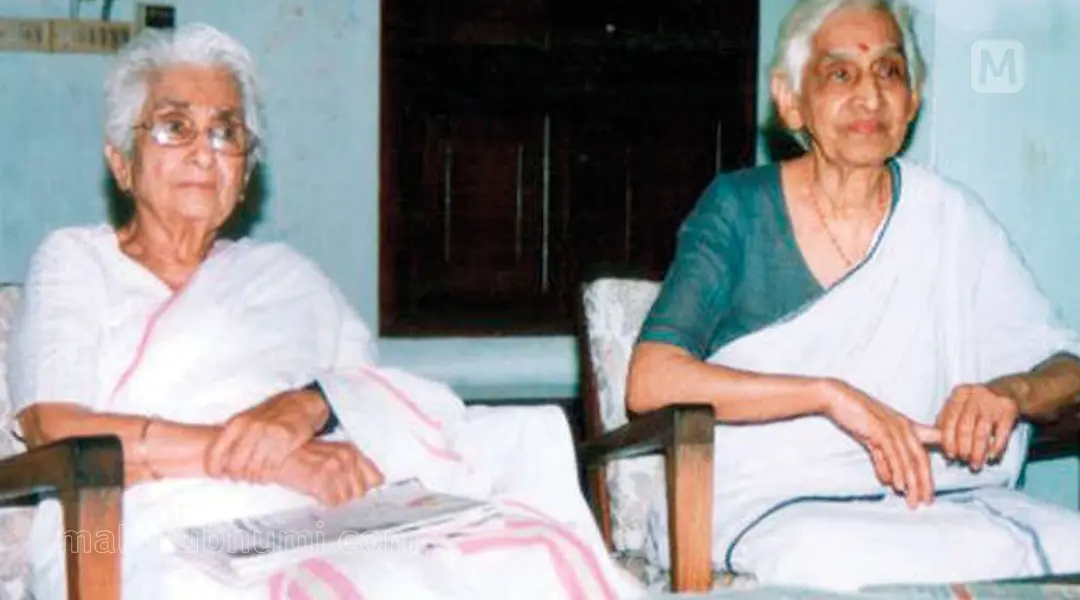 ക്യാപ്റ്റൻ ലക്ഷ്മിയോടൊപ്പം വടക്കത്ത് ജി. സുശീല