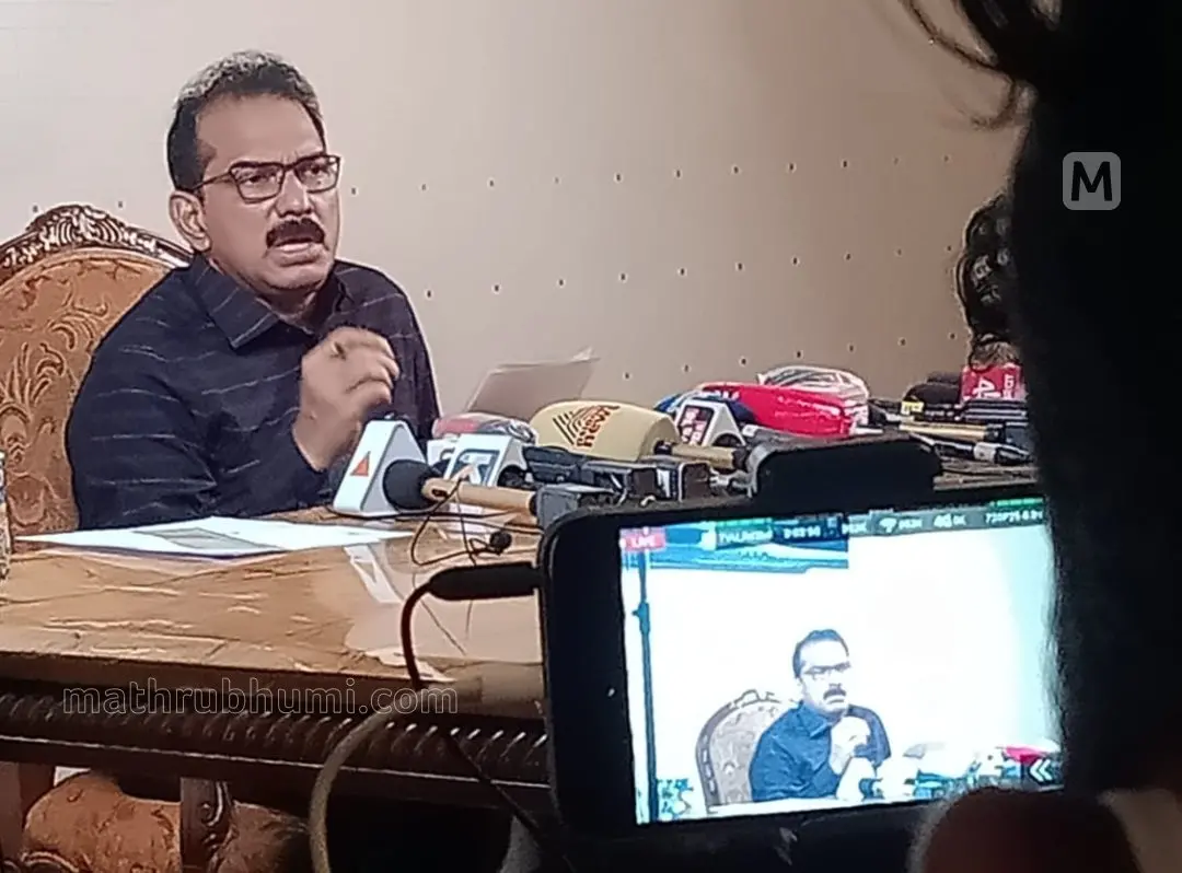 കിറ്റെക്സ് എം.ഡി. സാബു.എം.ജേക്കബ് വാര്‍ത്താസമ്മേളനത്തിൽ സംസാരിക്കുന്നു | ഫോട്ടോ: വി.കെ. അജി | മാതൃഭൂമി