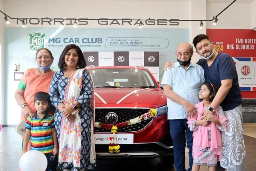 പത്താം വിവാഹ വാര്ഷികത്തിന് ഭാര്യക്ക് ഇലക്ട്രിക് വാഹനം സമ്മാനിച്ച് നടന് സ്വപ്നില് ജോഷി