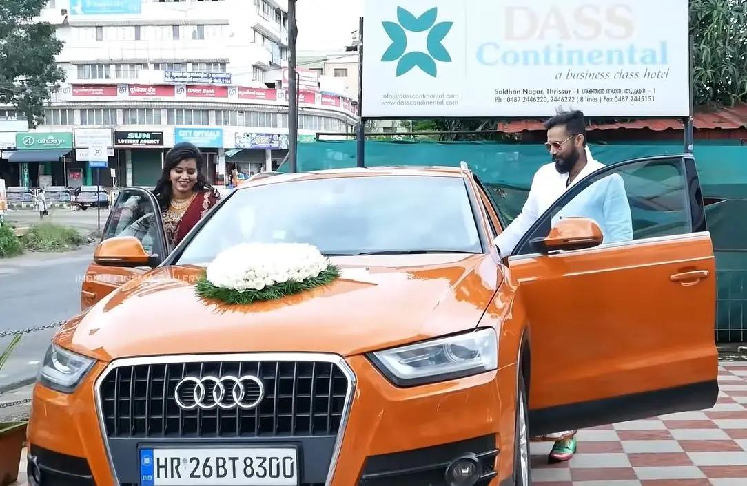 ബാലയും ഭാര്യയും പുതിയ വാഹനത്തിനരികില്‍ | Photo: Screengrab|ICG