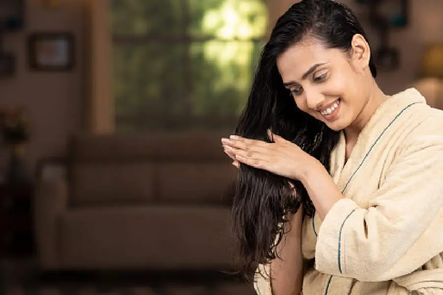 തണുപ്പുകാലമെത്തി; എണ്ണമയമുള്ള തലമുടിക്ക് വേണം കൂടുതല് കരുതല്
