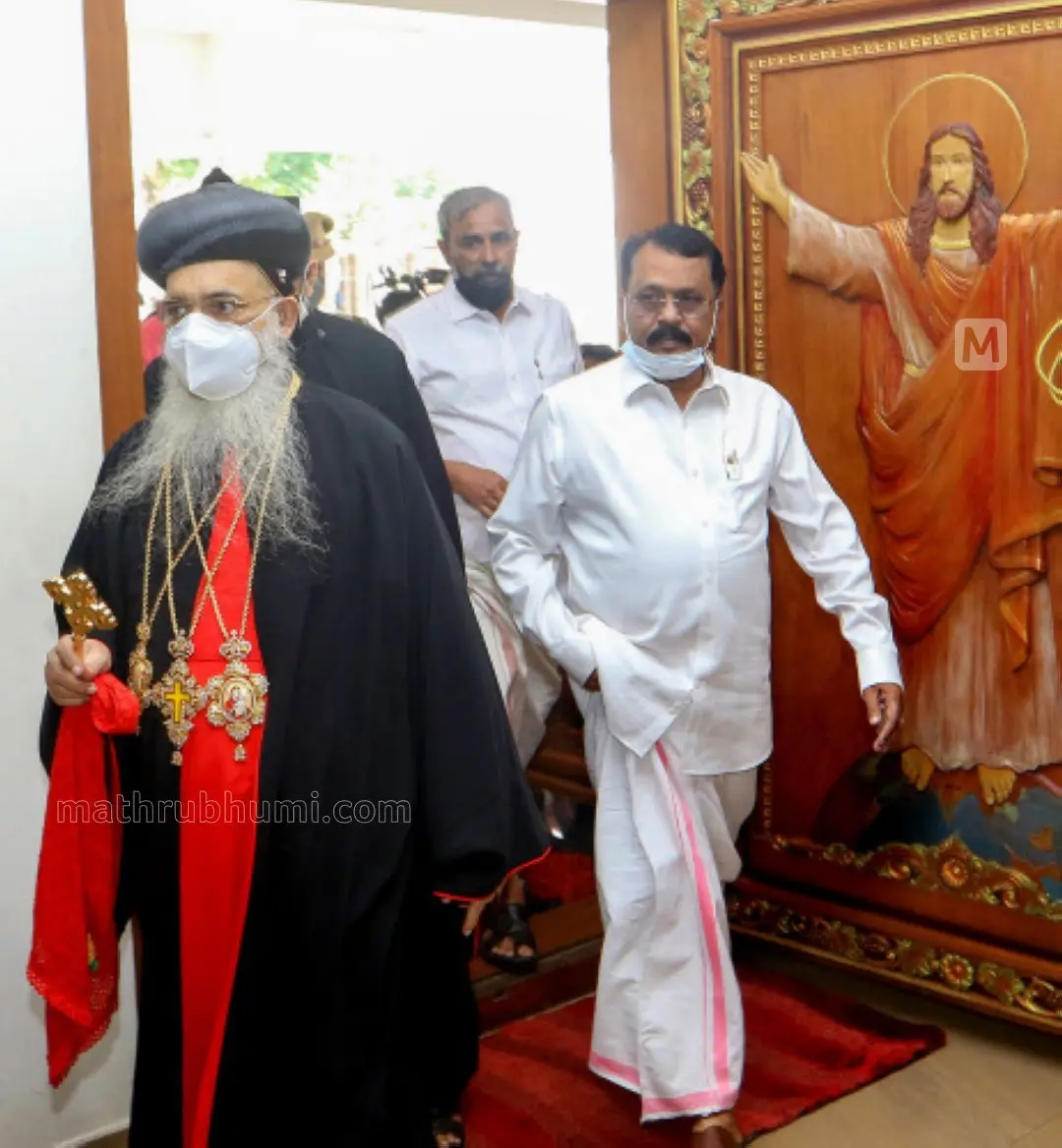 ശ്രീധരന് പിളള ബസേലിയസ് മാര്ത്തോമാ പൗലോസ് ദ്വിതീയന് കത്തോലിക്കാ ബാവയ്ക്കൊപ്പം (ഫയല് ചിത്രം)| Photo:Mathrubhumi