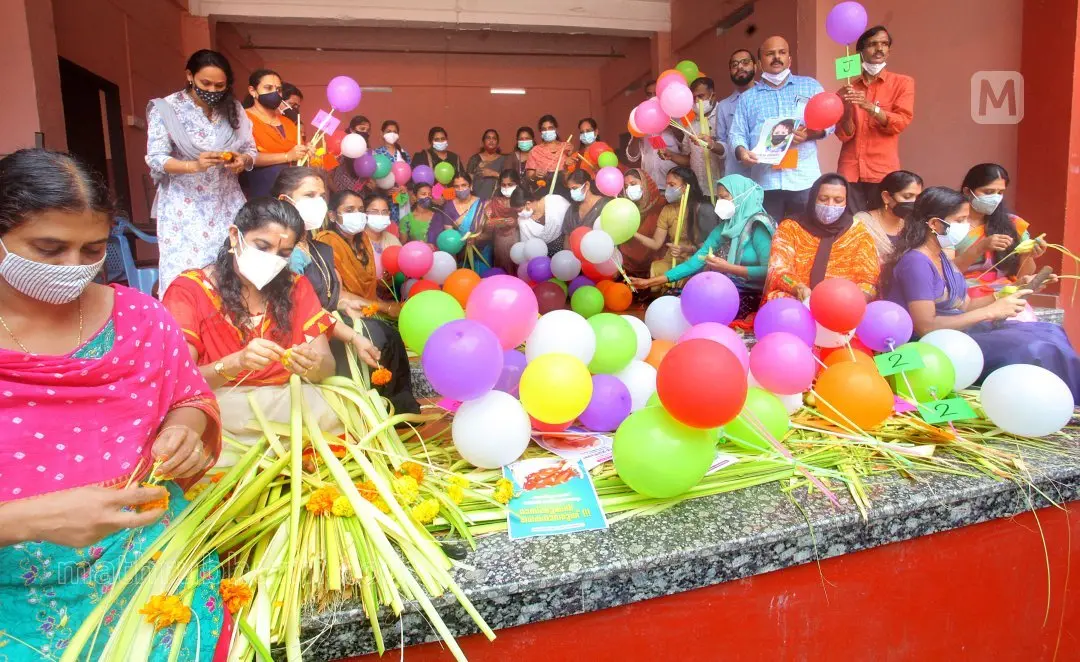 വർണമുകുളങ്ങളെ വരവേൽക്കാൻ... തിങ്കളാഴ്ച സ്കൂളുകളിലെത്തുന്ന കുരുന്നുകളെ വരവേൽക്കാൻ വർണ ബലൂണുകളും കുരുത്തോലത്തോരണങ്ങളും അക്ഷരകാർഡുകളുമൊക്കെയായി തയ്യാറെടുക്കുന്ന അധ്യാപകർ. മലപ്പുറം എ.യു.പി. സ്കൂളിൽ നിന്ന്. ദീർഘകാലത്തെ ഇടവേളയ്ക്ക് ശേഷമാണ് കുട്ടികൾ സ്കൂളുകളിലെത്തുന്നത് | ഫോട്ടോ: അജിത് ശങ്കരൻ മാതൃഭൂമി