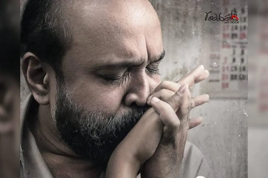 'മഴ പെയ്യുന്ന കടലു'മായി സുധീഷ്; ഫസ്റ്റ് ലുക്ക് പുറത്ത്